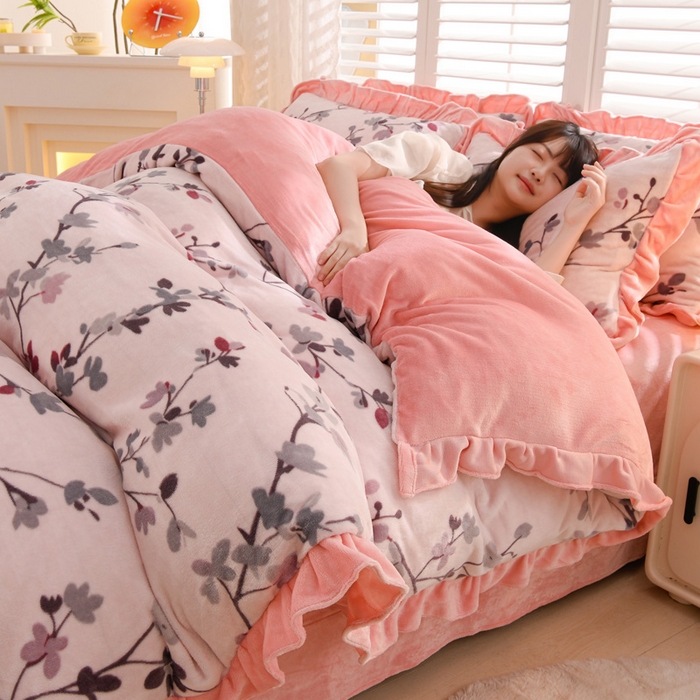 91家纺网 家纺一手货源 找家纺 千姿坊 2025新款韩版牛奶绒花边款四件套 19花枝招展