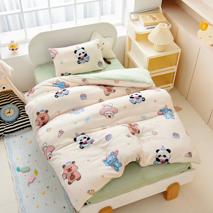 91家纺网 家纺一手货源 找家纺 鱼宝 2025新款小版牛奶绒幼儿园套件 卡卡乐园 黄