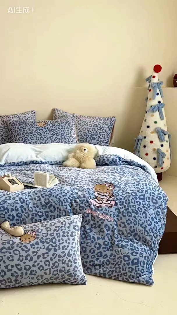 91家纺网 家纺一手货源 找家纺 沐慕 2025新款牛奶绒刺绣绣花四件套 豹纹滑板喵-蓝