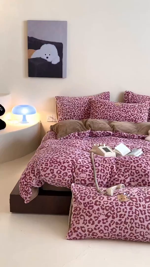 91家纺网 家纺一手货源 找家纺 沐慕 2025新款牛奶绒刺绣绣花四件套 豹纹滑板喵-粉