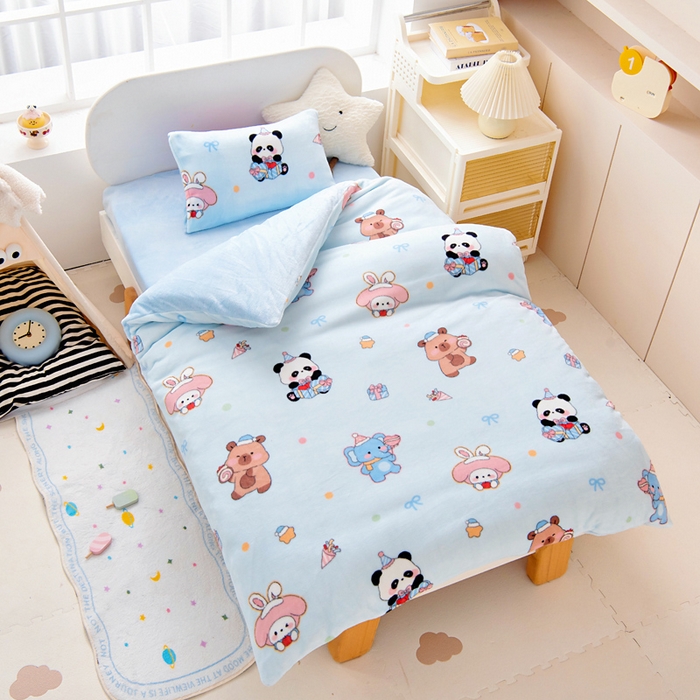 91家纺网 家纺一手货源 找家纺 鱼宝 2025新款小版牛奶绒幼儿园套件 卡卡乐园 蓝