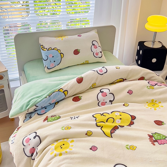 91家纺网 家纺一手货源 找家纺 鱼宝 2025新款小版牛奶绒幼儿园套件 恐龙宝宝