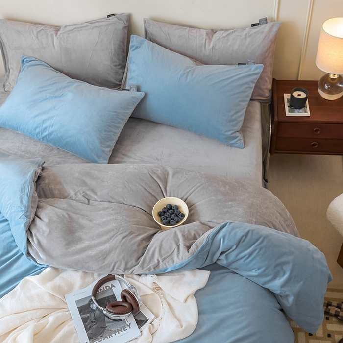 91家纺网 家纺一手货源 找家纺 ONE TWO ONE 121 新品【婴儿绒德芙绒四件套】2025毛毯被子四件套单件床单被套床笠珊瑚绒牛奶绒冬被法兰绒兔毛绒双拼款 双拼-天蓝烟灰