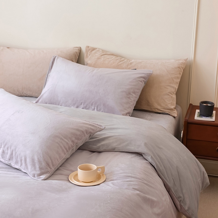 91家纺网 家纺一手货源 找家纺 ONE TWO ONE 121 新品【婴儿绒德芙绒四件套】2025毛毯被子四件套单件床单被套床笠珊瑚绒牛奶绒冬被法兰绒兔毛绒双拼款 双拼-雾紫烟灰