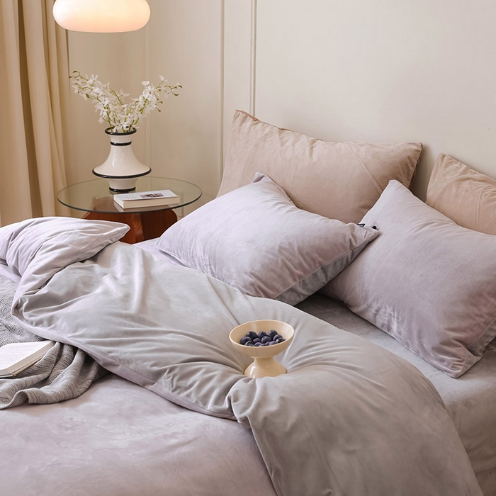 91家纺网 家纺一手货源 找家纺 ONE TWO ONE 121 新品【婴儿绒德芙绒四件套】2025毛毯被子四件套单件床单被套床笠珊瑚绒牛奶绒冬被法兰绒兔毛绒双拼款 双拼-雾紫烟灰