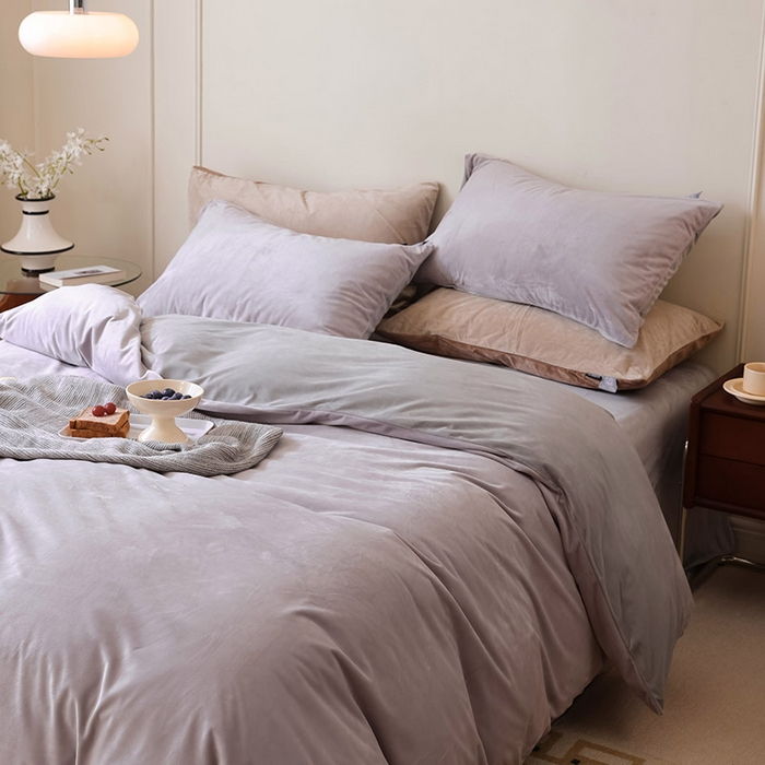 91家纺网 家纺一手货源 找家纺 ONE TWO ONE 121 新品【婴儿绒德芙绒四件套】2025毛毯被子四件套单件床单被套床笠珊瑚绒牛奶绒冬被法兰绒兔毛绒双拼款 双拼-雾紫烟灰