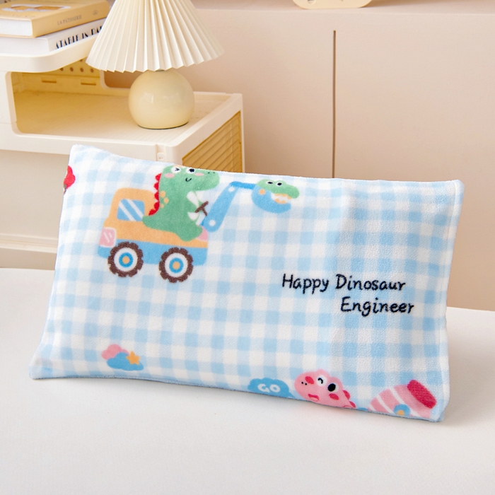 91家纺网 家纺一手货源 找家纺 鱼宝 2025新款小版牛奶绒幼儿园套件 恐龙车队