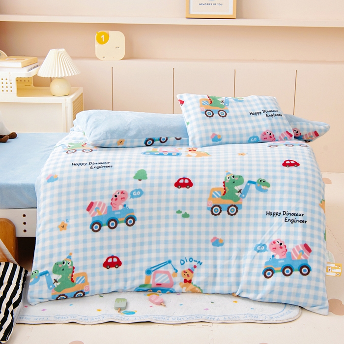 91家纺网 家纺一手货源 找家纺 鱼宝 2025新款小版牛奶绒幼儿园套件 恐龙车队