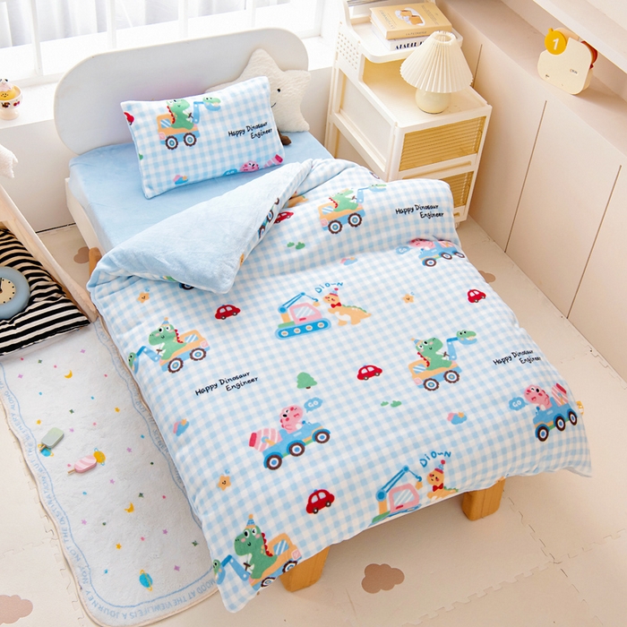 91家纺网 家纺一手货源 找家纺 鱼宝 2025新款小版牛奶绒幼儿园套件 恐龙车队