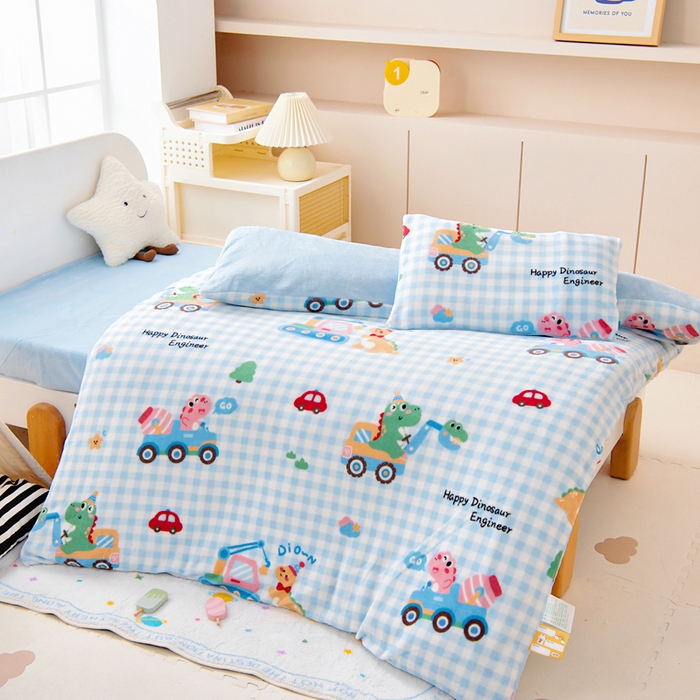 91家纺网 家纺一手货源 找家纺 鱼宝 2025新款小版牛奶绒幼儿园套件 恐龙车队