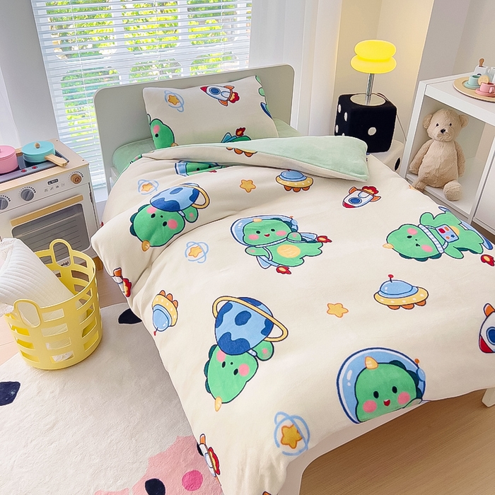 91家纺网 家纺一手货源 找家纺 鱼宝 2025新款小版牛奶绒幼儿园套件 恐龙飞船