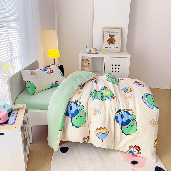 91家纺网 家纺一手货源 找家纺 鱼宝 2025新款小版牛奶绒幼儿园套件 恐龙飞船