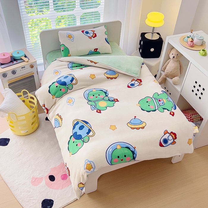 91家纺网 家纺一手货源 找家纺 鱼宝 2025新款小版牛奶绒幼儿园套件 恐龙飞船