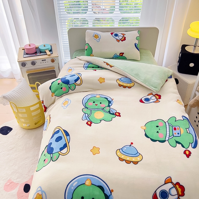 91家纺网 家纺一手货源 找家纺 鱼宝 2025新款小版牛奶绒幼儿园套件 恐龙飞船