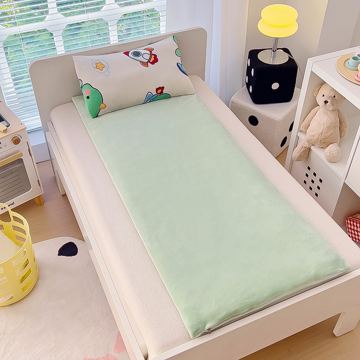 91家纺网 家纺一手货源 找家纺 鱼宝 2025新款小版牛奶绒幼儿园套件 恐龙飞船