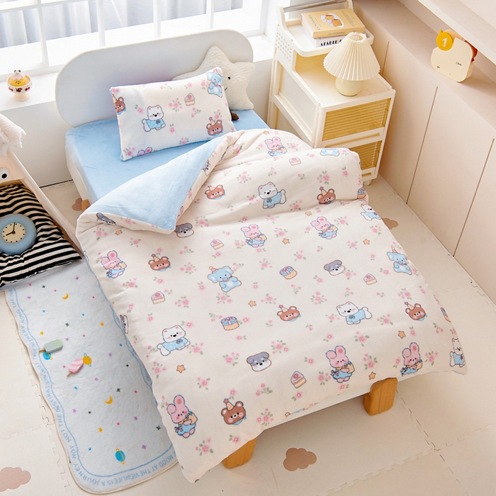 91家纺网 家纺一手货源 找家纺 鱼宝 2025新款小版牛奶绒幼儿园套件 萌宠宝贝