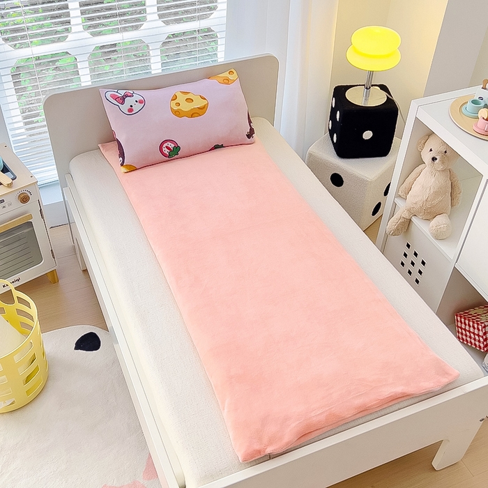 91家纺网 家纺一手货源 找家纺 鱼宝 2025新款小版牛奶绒幼儿园套件 奶酪