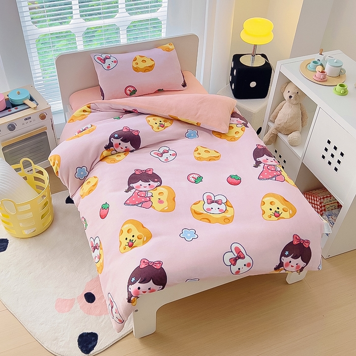 91家纺网 家纺一手货源 找家纺 鱼宝 2025新款小版牛奶绒幼儿园套件 奶酪