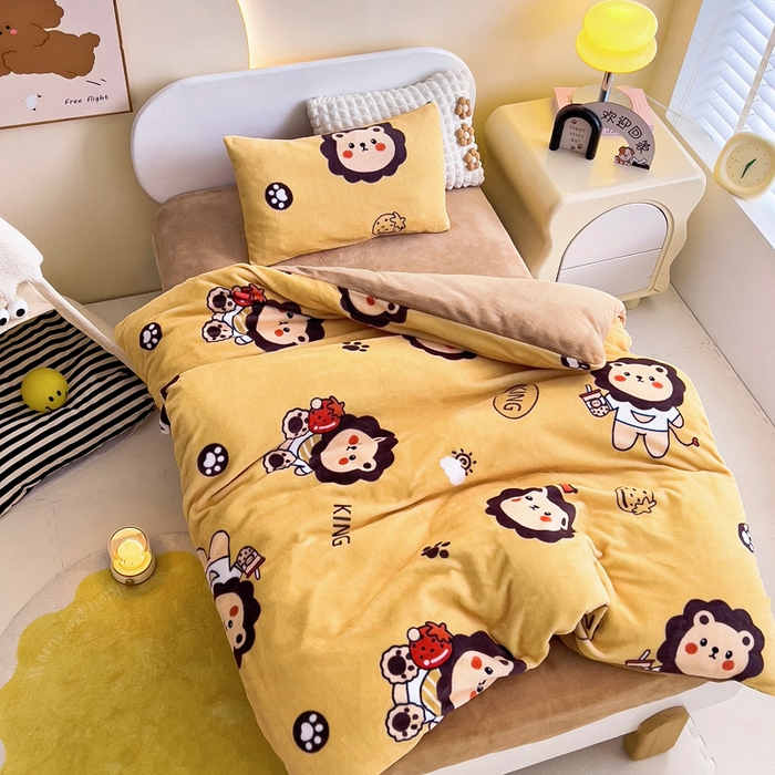 91家纺网 家纺一手货源 找家纺 鱼宝 2025新款小版牛奶绒幼儿园套件 小狮子