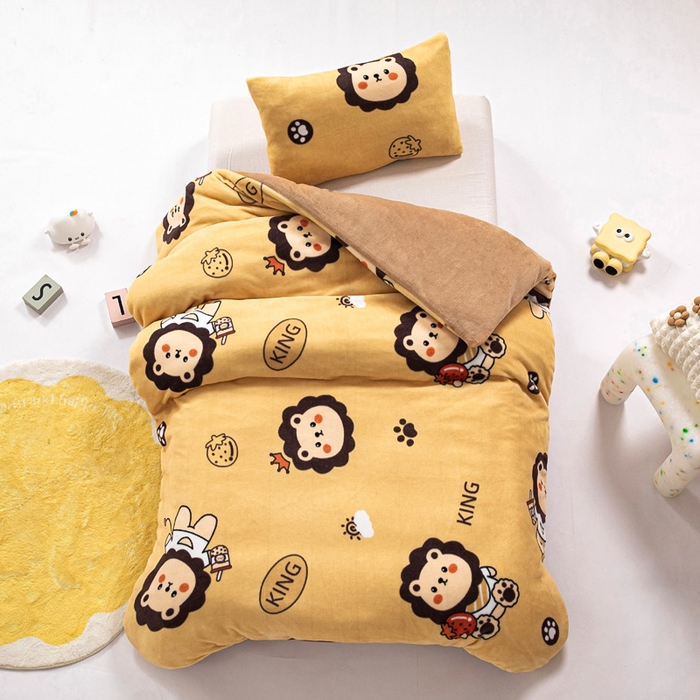 91家纺网 家纺一手货源 找家纺 鱼宝 2025新款小版牛奶绒幼儿园套件 小狮子