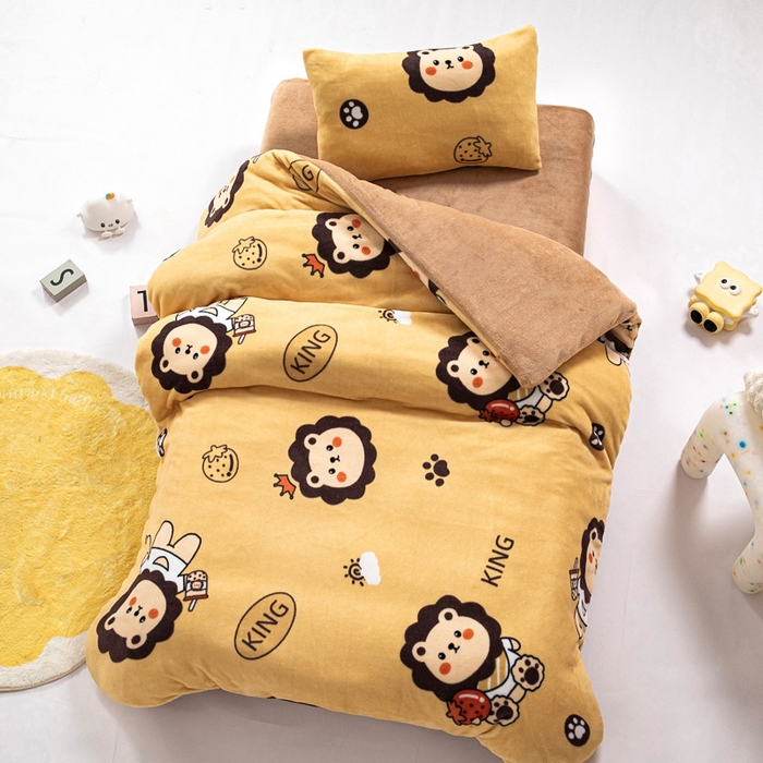 91家纺网 家纺一手货源 找家纺 鱼宝 2025新款小版牛奶绒幼儿园套件 小狮子