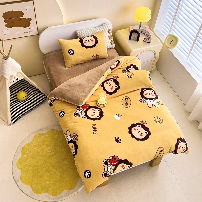 91家纺网 家纺一手货源 找家纺 鱼宝 2025新款小版牛奶绒幼儿园套件 小狮子