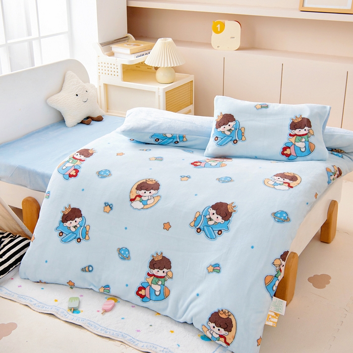 91家纺网 家纺一手货源 找家纺 鱼宝 2025新款小版牛奶绒幼儿园套件 小王子