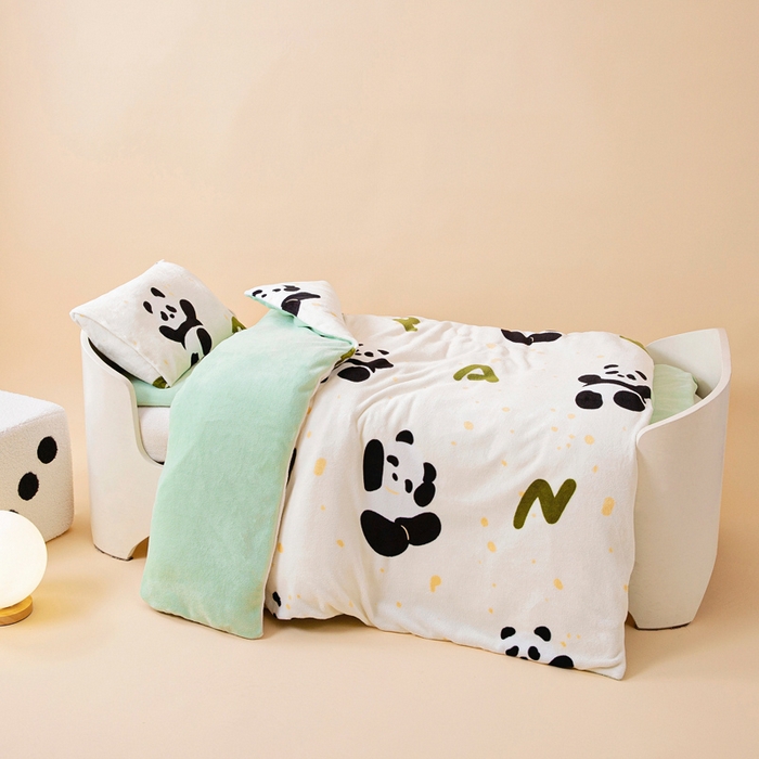 91家纺网 家纺一手货源 找家纺 鱼宝 2025新款小版牛奶绒幼儿园套件 小熊猫