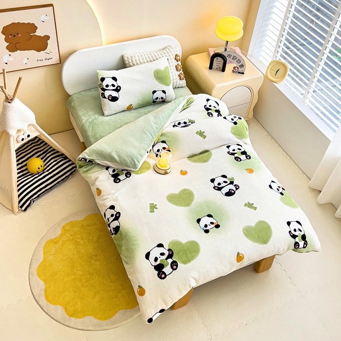 91家纺网 家纺一手货源 找家纺 鱼宝 2025新款小版牛奶绒幼儿园套件 熊猫宝贝