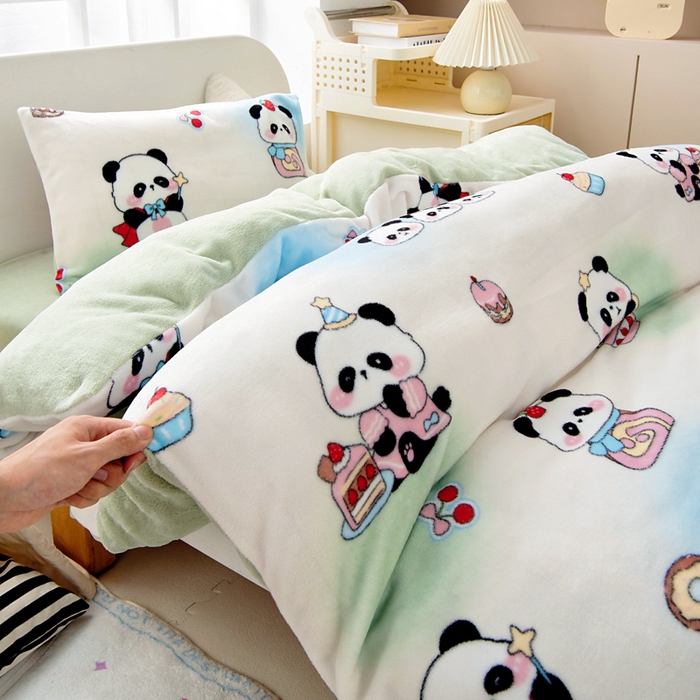 91家纺网 家纺一手货源 找家纺 鱼宝 2025新款小版牛奶绒幼儿园套件 熊猫甜甜