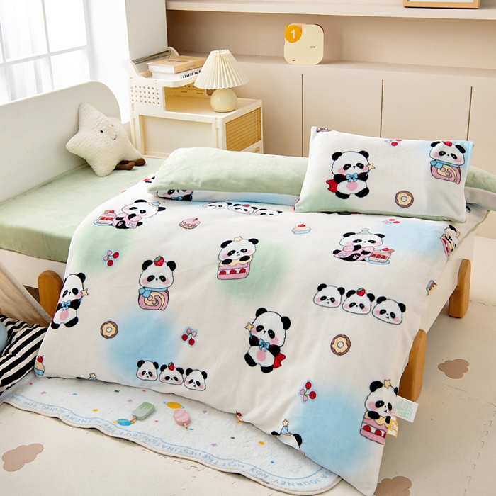 91家纺网 家纺一手货源 找家纺 鱼宝 2025新款小版牛奶绒幼儿园套件 熊猫甜甜