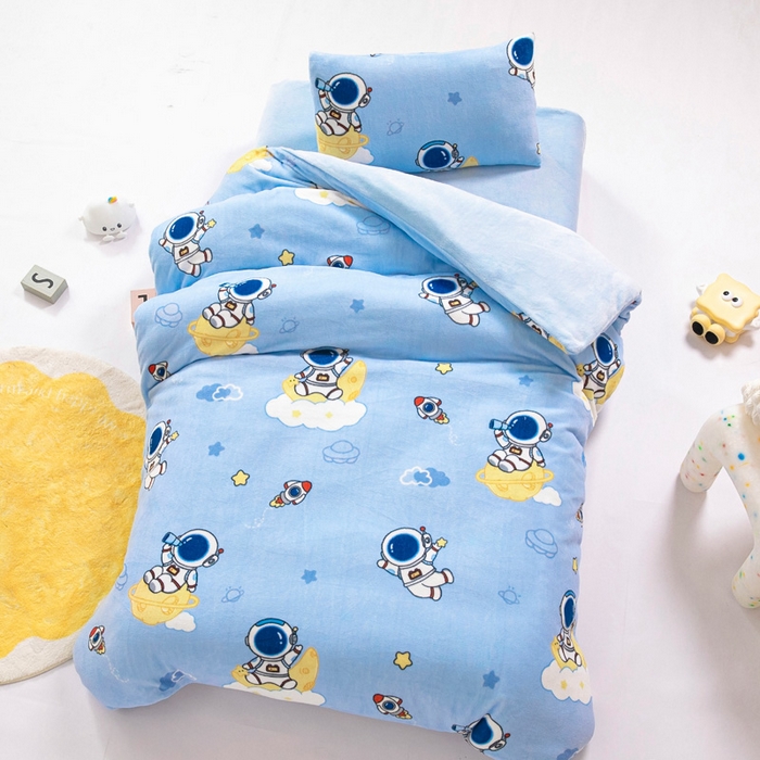 91家纺网 家纺一手货源 找家纺 鱼宝 2025新款小版牛奶绒幼儿园套件 月球宇航员