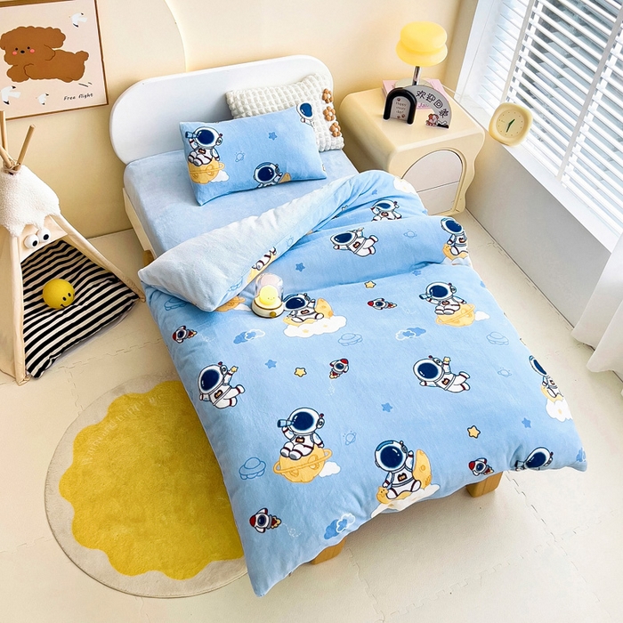 91家纺网 家纺一手货源 找家纺 鱼宝 2025新款小版牛奶绒幼儿园套件 月球宇航员