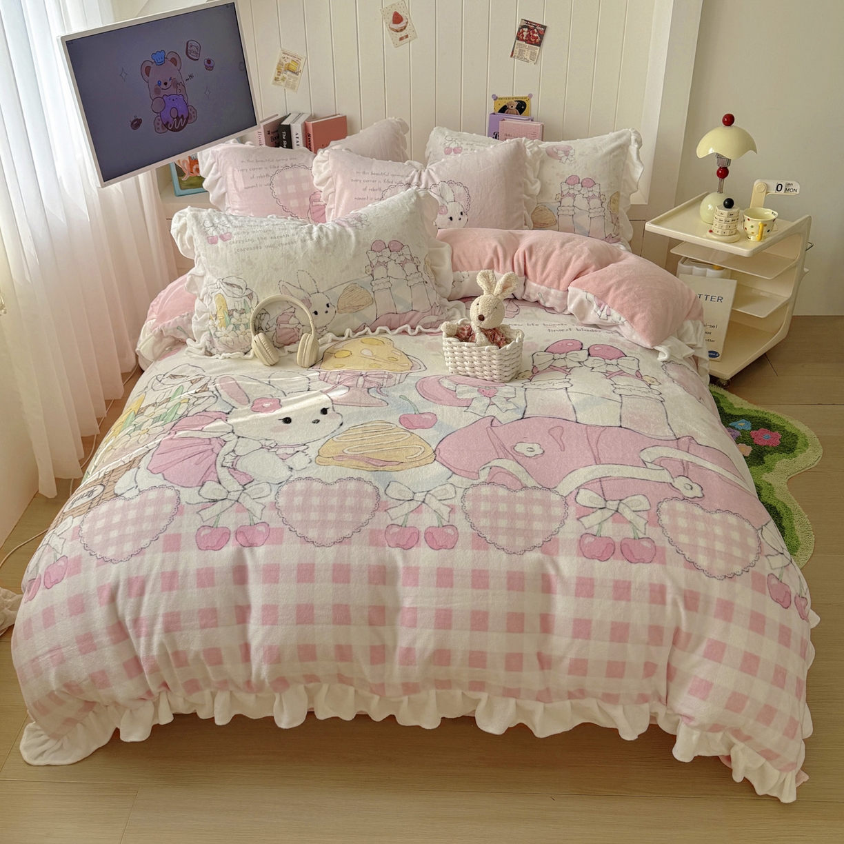 91家纺网 家纺一手货源 找家纺 希诺家居 2025新款牛奶绒花边原创专版洛丽塔风少女心萝莉风大版牛奶绒四件套被套 牛奶绒-春日出逃