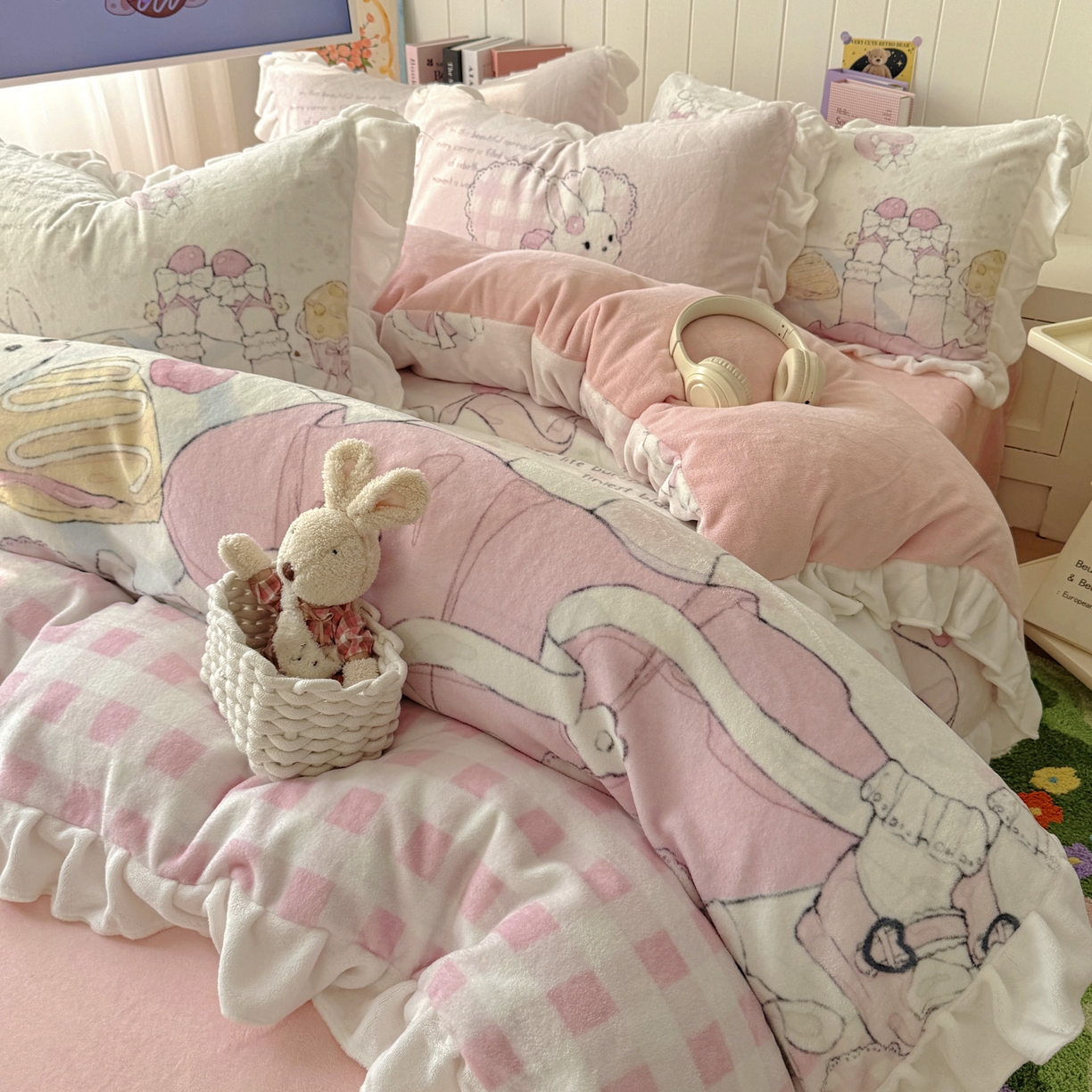 91家纺网 家纺一手货源 找家纺 希诺家居 2025新款牛奶绒花边原创专版洛丽塔风少女心萝莉风大版牛奶绒四件套被套 牛奶绒-春日出逃