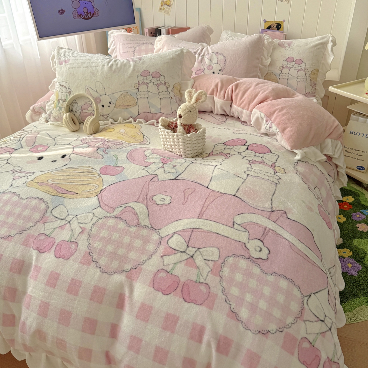 91家纺网 家纺一手货源 找家纺 希诺家居 2025新款牛奶绒花边原创专版洛丽塔风少女心萝莉风大版牛奶绒四件套被套 牛奶绒-春日出逃