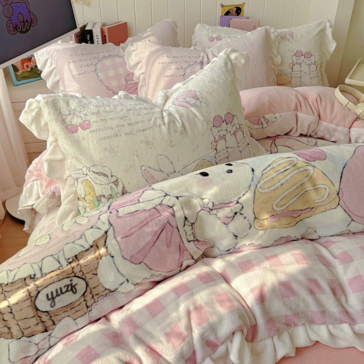 91家纺网 家纺一手货源 找家纺 希诺家居 2025新款牛奶绒花边原创专版洛丽塔风少女心萝莉风大版牛奶绒四件套被套 牛奶绒-春日出逃