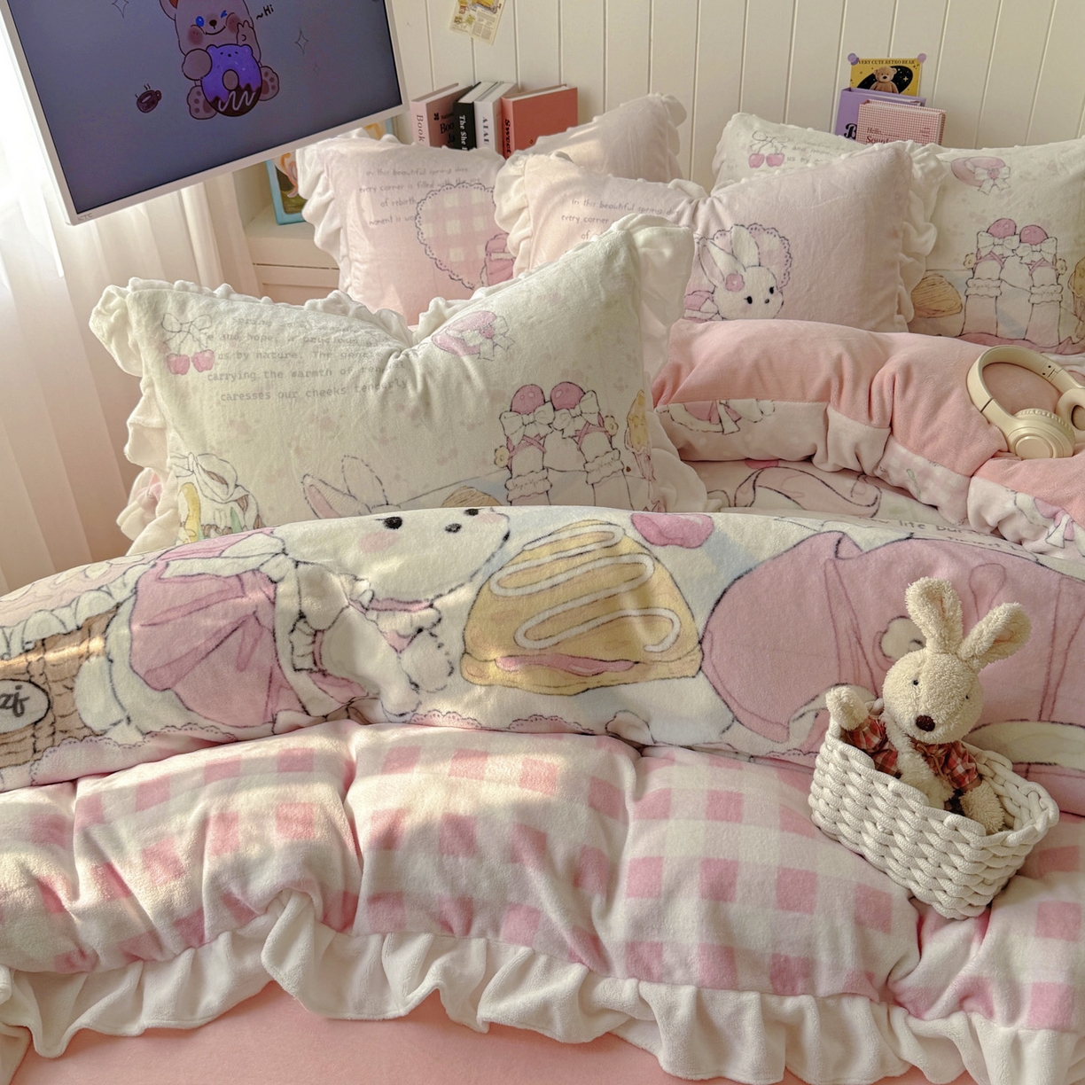 91家纺网 家纺一手货源 找家纺 希诺家居 2025新款牛奶绒花边原创专版洛丽塔风少女心萝莉风大版牛奶绒四件套被套 牛奶绒-春日出逃