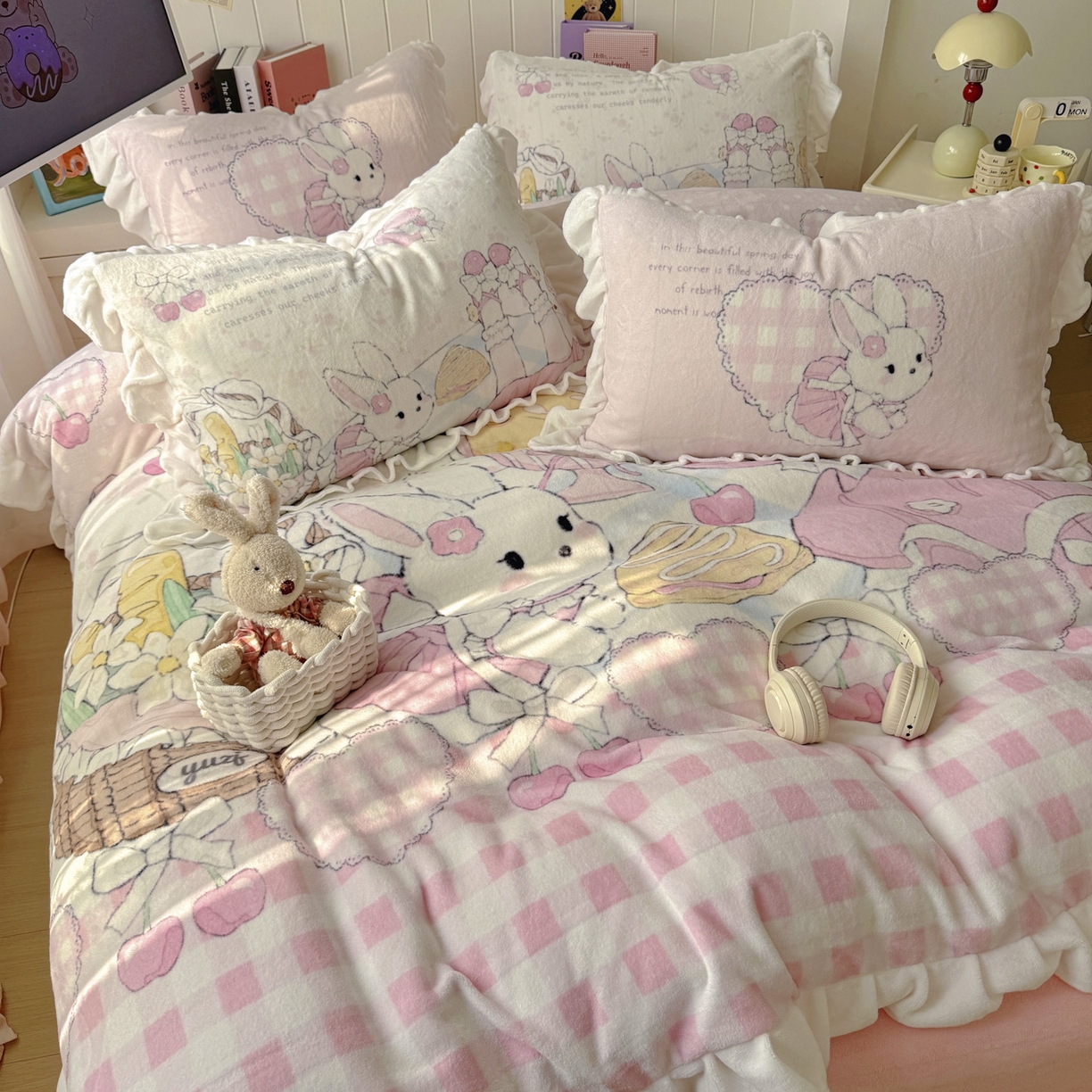 91家纺网 家纺一手货源 找家纺 希诺家居 2025新款牛奶绒花边原创专版洛丽塔风少女心萝莉风大版牛奶绒四件套被套 牛奶绒-春日出逃