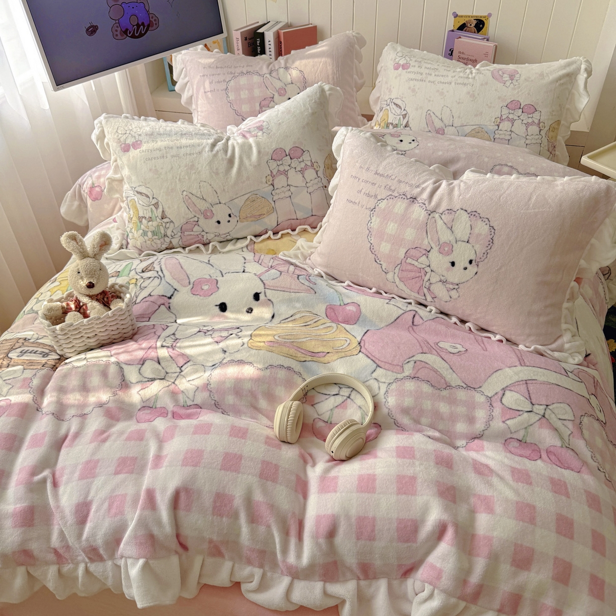 91家纺网 家纺一手货源 找家纺 希诺家居 2025新款牛奶绒花边原创专版洛丽塔风少女心萝莉风大版牛奶绒四件套被套 牛奶绒-春日出逃