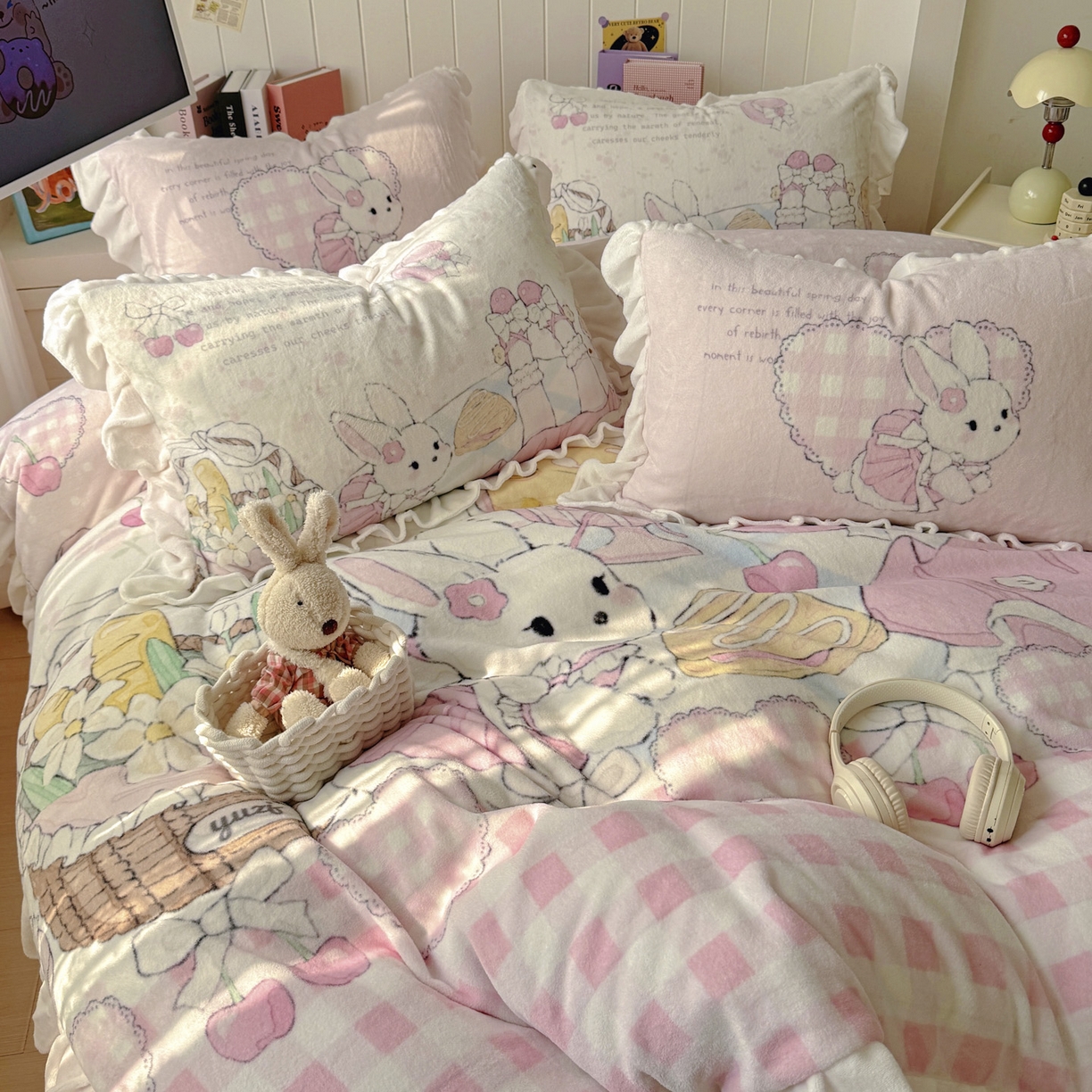 91家纺网 家纺一手货源 找家纺 希诺家居 2025新款牛奶绒花边原创专版洛丽塔风少女心萝莉风大版牛奶绒四件套被套 牛奶绒-春日出逃