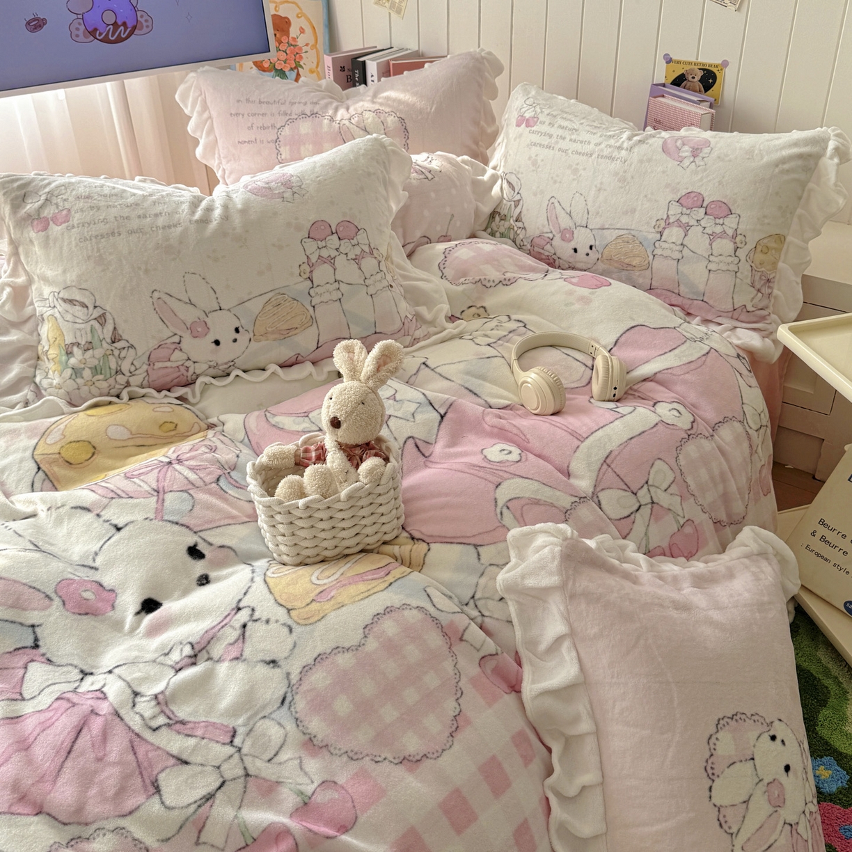 91家纺网 家纺一手货源 找家纺 希诺家居 2025新款牛奶绒花边原创专版洛丽塔风少女心萝莉风大版牛奶绒四件套被套 牛奶绒-春日出逃