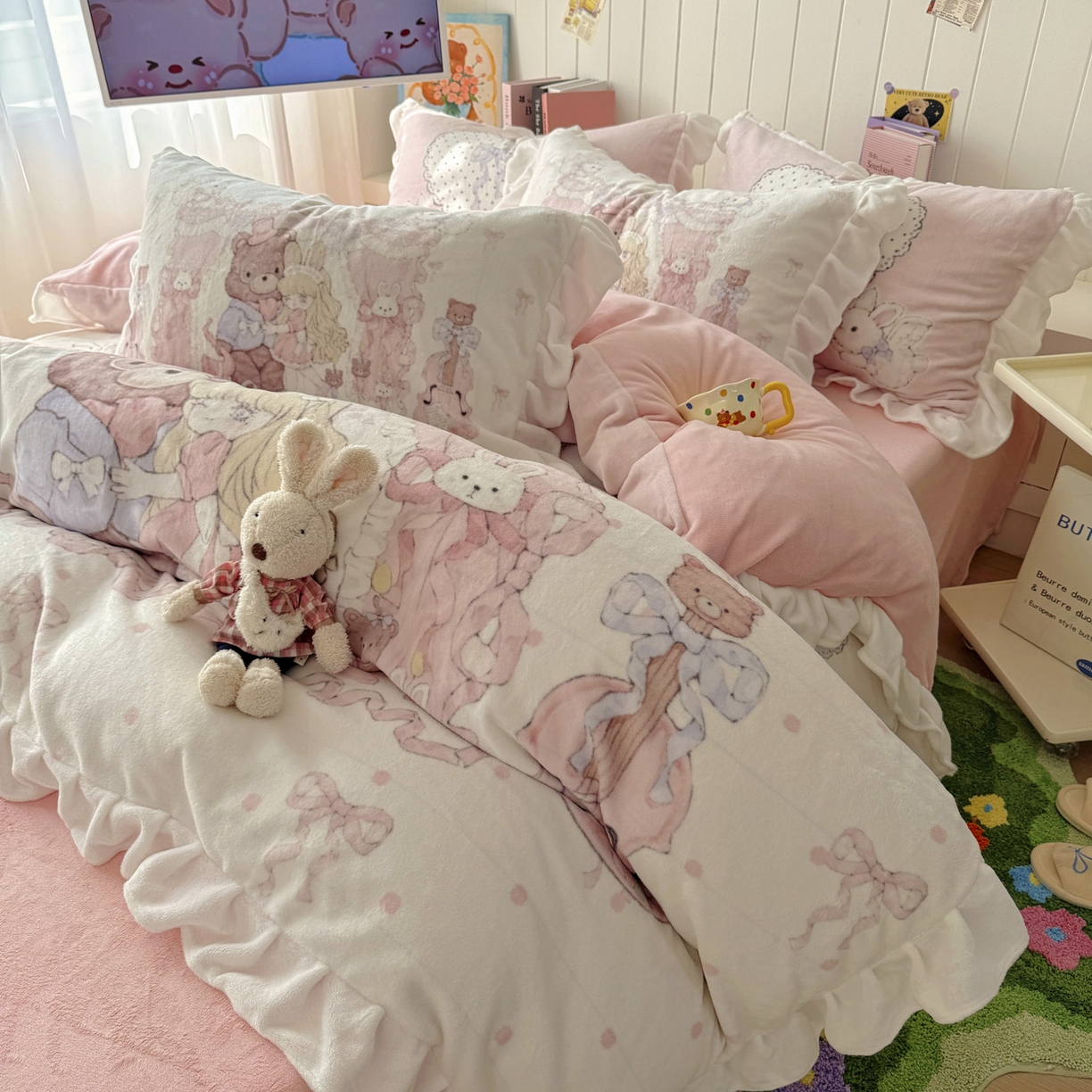 91家纺网 家纺一手货源 找家纺 希诺家居 2025新款牛奶绒花边原创专版洛丽塔风少女心萝莉风大版牛奶绒四件套被套 牛奶绒-告白序曲