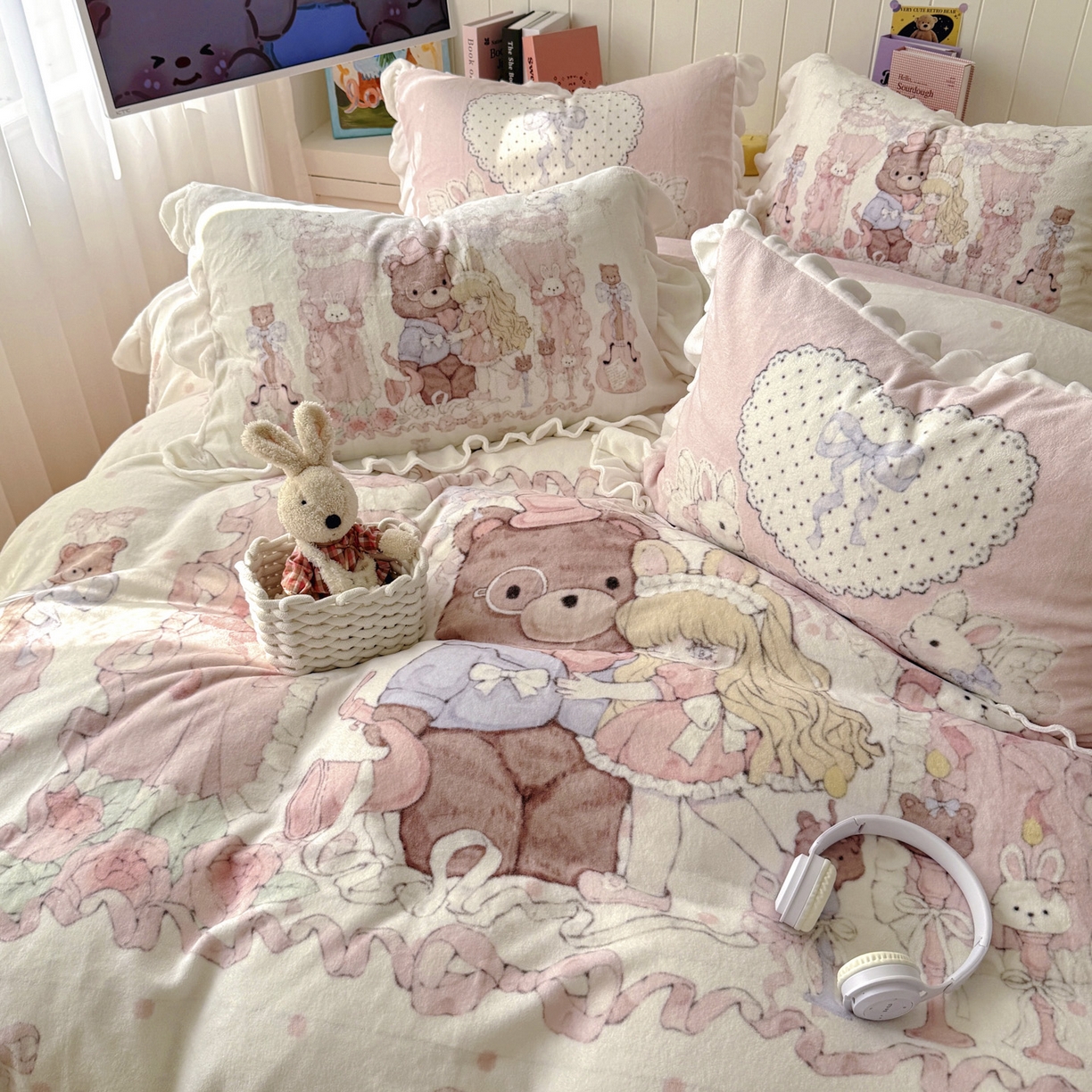 91家纺网 家纺一手货源 找家纺 希诺家居 2025新款牛奶绒花边原创专版洛丽塔风少女心萝莉风大版牛奶绒四件套被套 牛奶绒-告白序曲