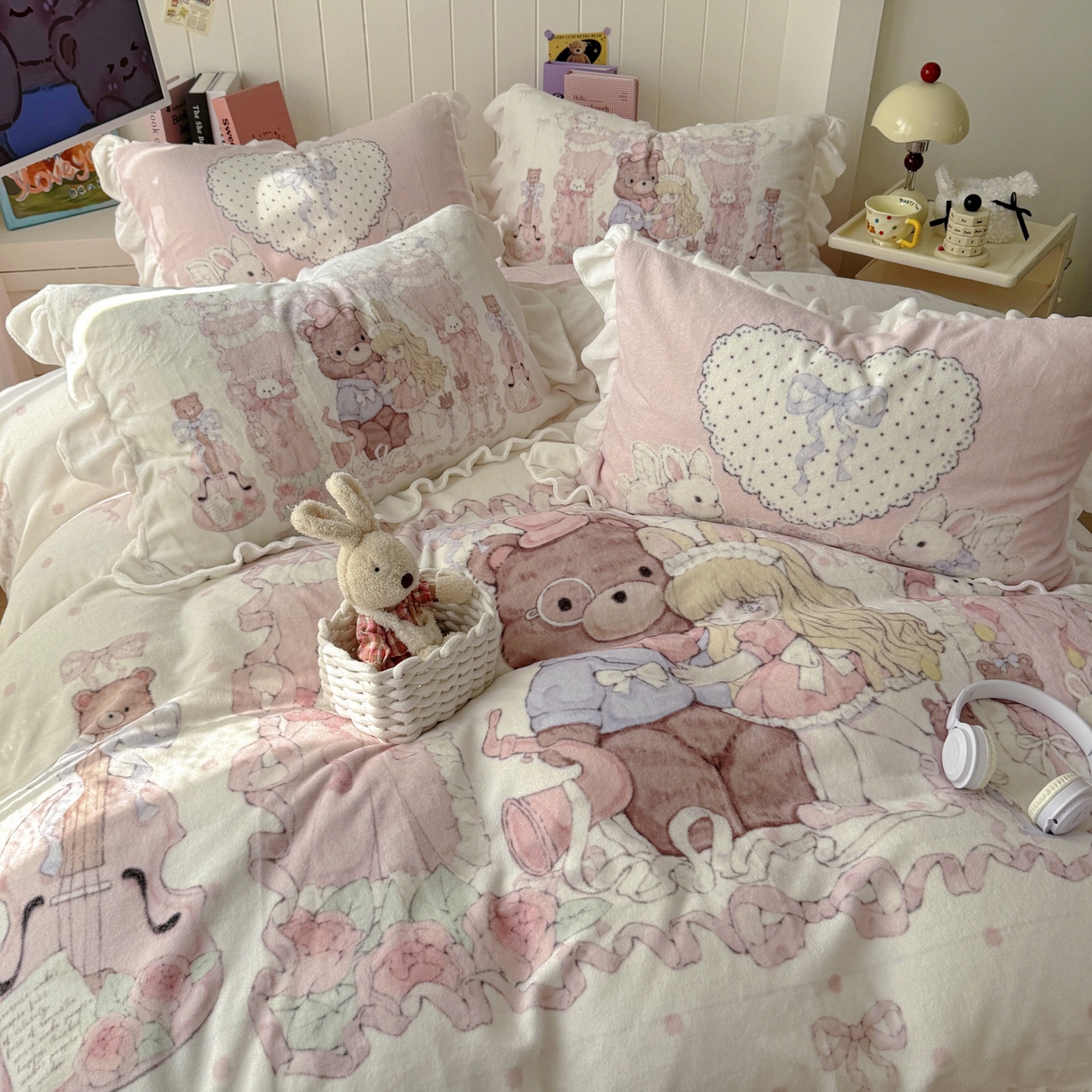 91家纺网 家纺一手货源 找家纺 希诺家居 2025新款牛奶绒花边原创专版洛丽塔风少女心萝莉风大版牛奶绒四件套被套 牛奶绒-告白序曲