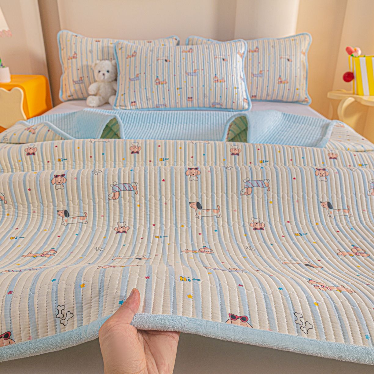 91家纺网 家纺一手货源 找家纺 恒尚居 2025新款全棉牛奶绒床盖四季可用纯棉夹棉床单床褥垫三件套-秋冬款系列二 机灵旺仔【A纯棉-B牛奶绒】