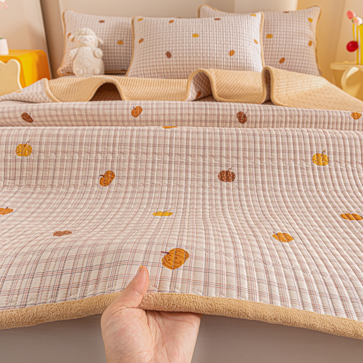 91家纺网 家纺一手货源 找家纺 恒尚居 2025新款全棉牛奶绒床盖四季可用纯棉夹棉床单床褥垫三件套-秋冬款系列二 南瓜奇趣【A纯棉-B牛奶绒】