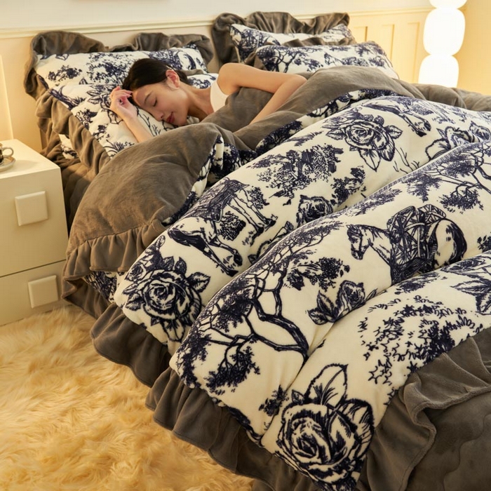 91家纺网 家纺一手货源 找家纺 （总）茉保家纺 2025新款花边款牛奶绒床盖四件套