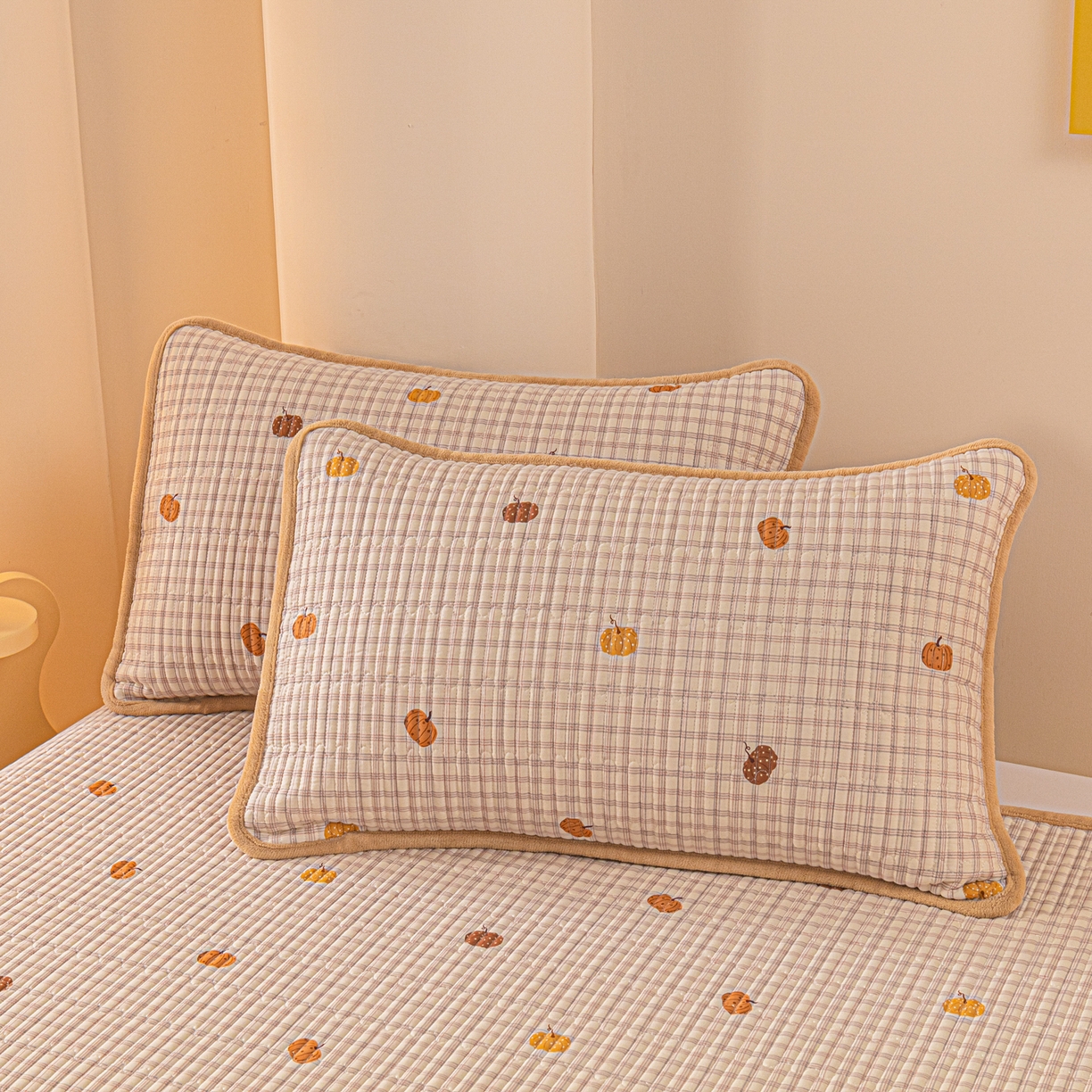 91家纺网 家纺一手货源 找家纺 恒尚居 2025新款全棉牛奶绒床盖四季可用纯棉夹棉床单床褥垫三件套-秋冬款系列二 南瓜奇趣【A纯棉-B牛奶绒】