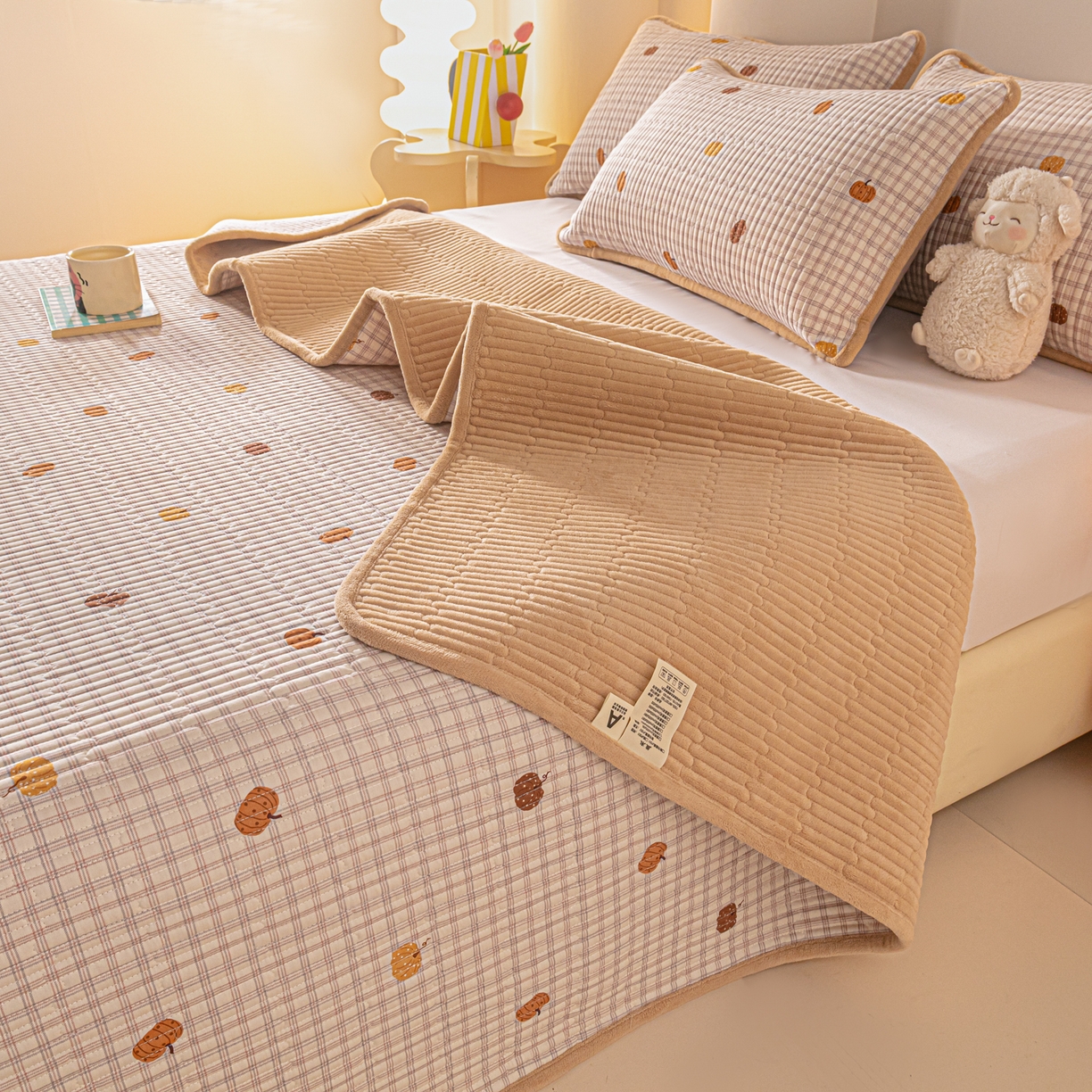 91家纺网 家纺一手货源 找家纺 恒尚居 2025新款全棉牛奶绒床盖四季可用纯棉夹棉床单床褥垫三件套-秋冬款系列二 南瓜奇趣【A纯棉-B牛奶绒】